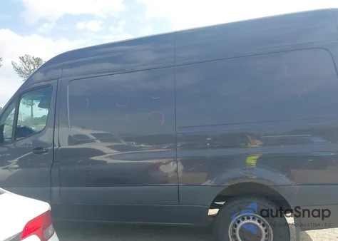 2021 Mercedes-Benz Sprinter 2500 Standard Roof V6 z USA, uszkodzony, nr VIN W1Y4EBHY9MT068645